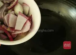 How to stir-fry onions and lettuce Illustration 4