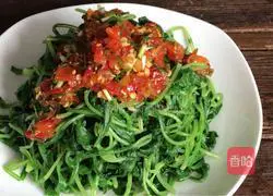 How to chop pepper and mix with radish sprouts Illustration 11