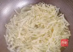 Illustration of how to make enoki mushrooms mixed with dried tofu and shredded carrots 4