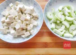 Illustration of how to make loofah bean and fungus soup 2