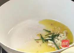 Illustration of how to stir-fry vermicelli with fungus 9