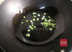 Illustration of how to stir-fry green peppers, carrots and shredded potatoes 5