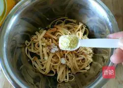 Illustration of how to make spinach with tofu skin 13