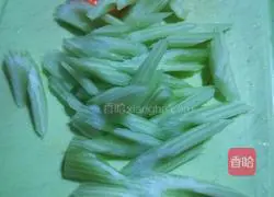 Illustration of how to make celery lily 4