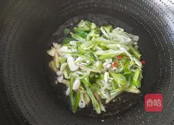 Illustration of how to stir-fry wild rice with double peppers 6