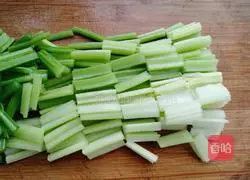 Illustration of how to stir-fry yam with celery 4