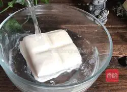 Illustration of how to make steamed tofu with chili sauce 1
