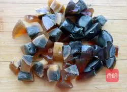 Illustration of how to make preserved eggs mixed with bitter chrysanthemums 3