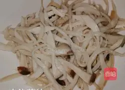 Illustration of how to make spicy king oyster mushroom shreds 4