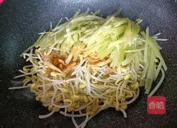 Illustration of how to stir-fry soybean sprouts with lettuce 7
