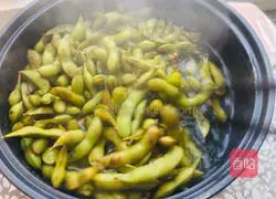 Illustration of how to make spiced edamame 5