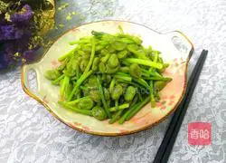 Illustration of how to stir-fry broad beans with garlic sprouts 12