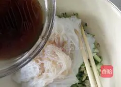 Illustration of how to make cold cucumber vermicelli 8