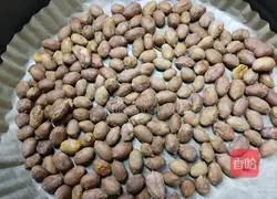 Illustration of how to make salt-baked peanuts 8