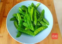 Illustration of how to make garlic snow peas 3