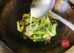 Illustration of how to stir-fry rapeseed with mushrooms 8
