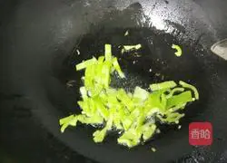 Illustration of how to make fried potato slices with hot pepper 4