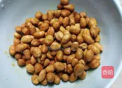 Illustration of how to make salt-baked peanuts 3