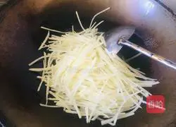 Illustration of how to make stir-fried shredded potatoes 4