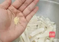 Illustration of how to stir-fry sour bamboo shoots 8