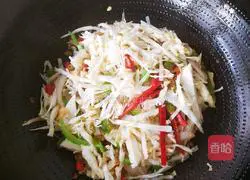 Illustration of how to stir-fry pickled beans with cabbage 7