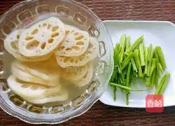 Illustration of how to make spicy cold lotus root slices 2