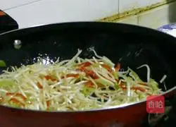 Illustration of how to stir-fry spicy bean sprouts 3