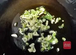Illustration of how to make fried zucchini and shredded beans 4