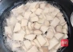 Illustration of how to make fried mushrooms with three peppers (fried king oyster mushrooms with colored peppers) 1