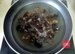 Illustration of how to make fried fungus with snow peas 6
