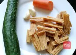 Illustration of how to make cucumber and yuba 1