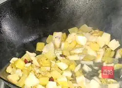 Illustration of making spicy and sour potato and lotus root dices 7