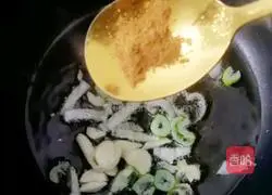 Illustration of how to make fried vermicelli with cabbage 5