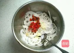 Illustration of how to make cold lotus root slices 12