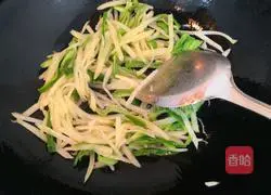 Illustration of how to make green pepper and potato shreds 9