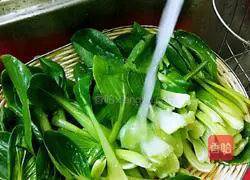 Illustration of how to stir-fry green vegetables with white jade mushrooms 1