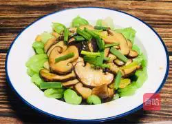 Illustration of how to stir-fry Chinese cabbage with mushrooms 12