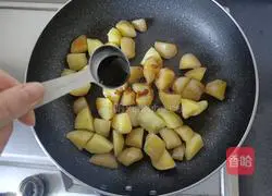 Illustration of how to make black pepper roasted potato cubes (pan version) 4
