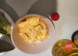 Illustration of how to make scrambled eggs with celery 3