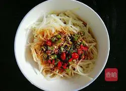 Illustration of how to make spicy and sour cold potato shreds 8