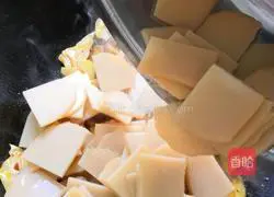 Illustration of how to make fried ash soda cake 7