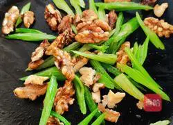 Illustration of how to make fried celery and walnut kernels 6