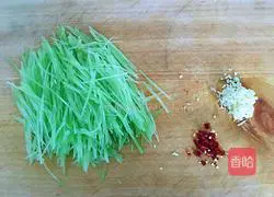 Illustration of how to make cold shredded lettuce 2