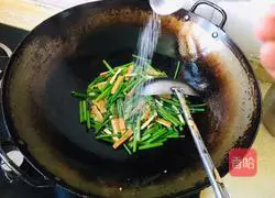 Illustration of how to stir-fry dried tofu with chives and moss 4