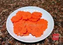 Illustration of how to stir-fry lettuce and fungus 3