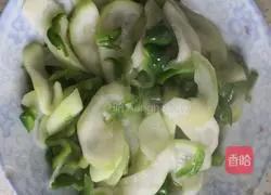 Illustration of how to stir-fry green peppers and gourds 6