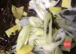 Illustration of how to make spicy and sour cucumber strips 3