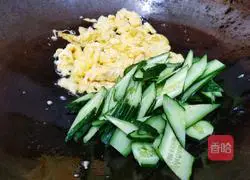 Illustration of how to make cucumber and scrambled eggs 6
