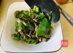 Illustration of how to make fried beef with green pepper and black bean sauce 11