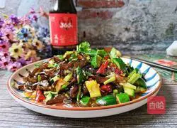 Illustration of how to mix cucumber with fungus shreds 14